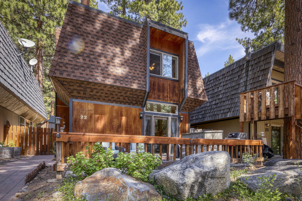 Charming townhouse in Incline Village with private hot tub & amazing location