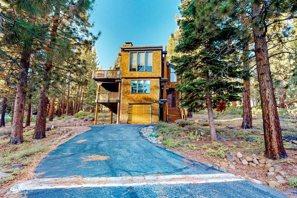 Beautiful mountain home close to year-round outdoor activities & Lake Tahoe