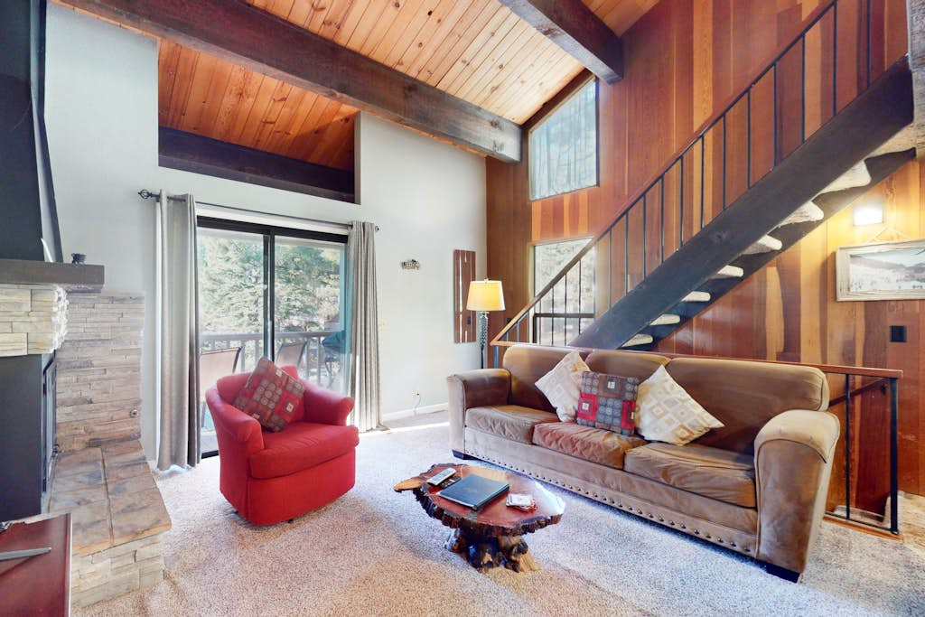 Beautiful Condo with Shared Pool & Tennis Courts, Close to Northstar