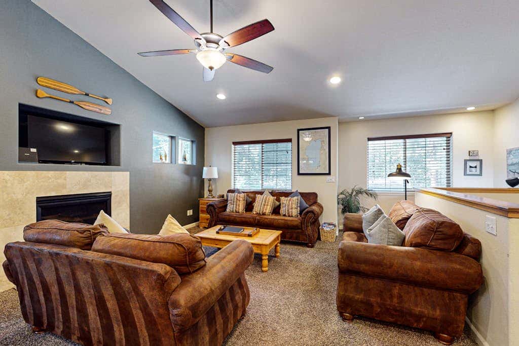 Cozy, enchanting retreat with hot tub, stunning deck, & balcony - close to beach