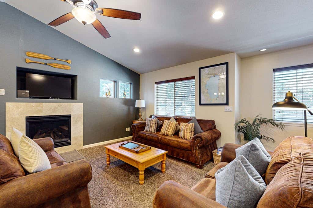 Cozy, enchanting retreat with hot tub, stunning deck, & balcony - close to beach