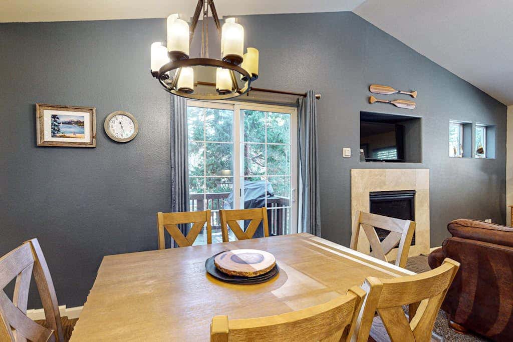 Cozy, enchanting retreat with hot tub, stunning deck, & balcony - close to beach