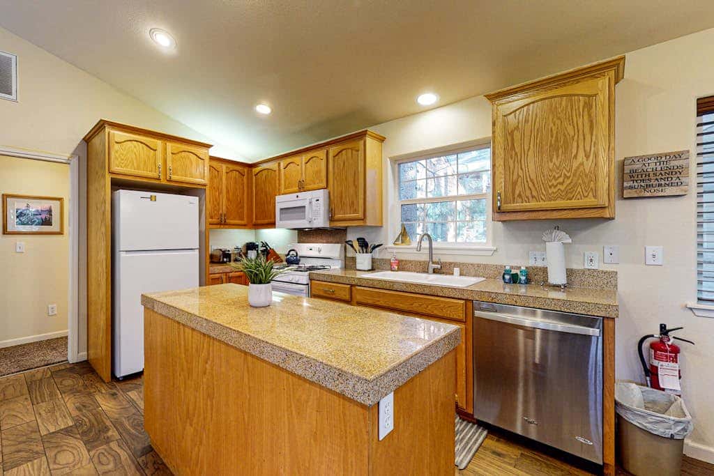 Cozy, enchanting retreat with hot tub, stunning deck, & balcony - close to beach