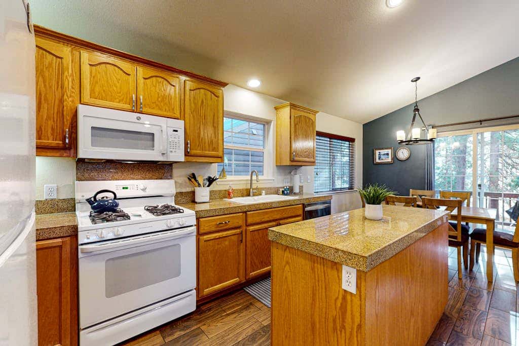 Cozy, enchanting retreat with hot tub, stunning deck, & balcony - close to beach