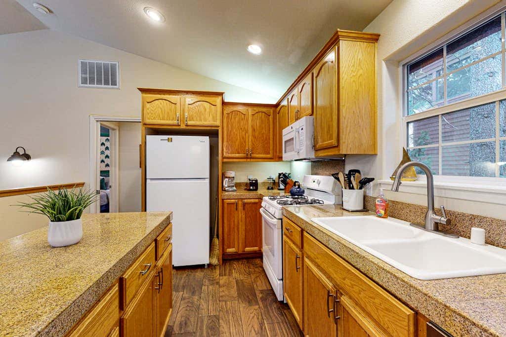 Cozy, enchanting retreat with hot tub, stunning deck, & balcony - close to beach