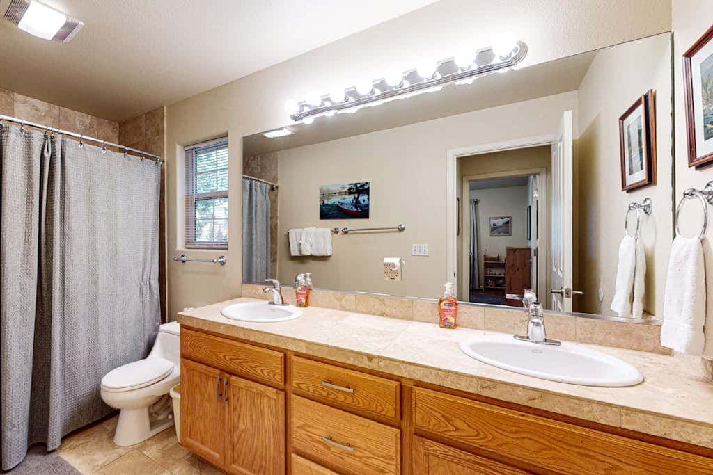 Cozy, enchanting retreat with hot tub, stunning deck, & balcony - close to beach