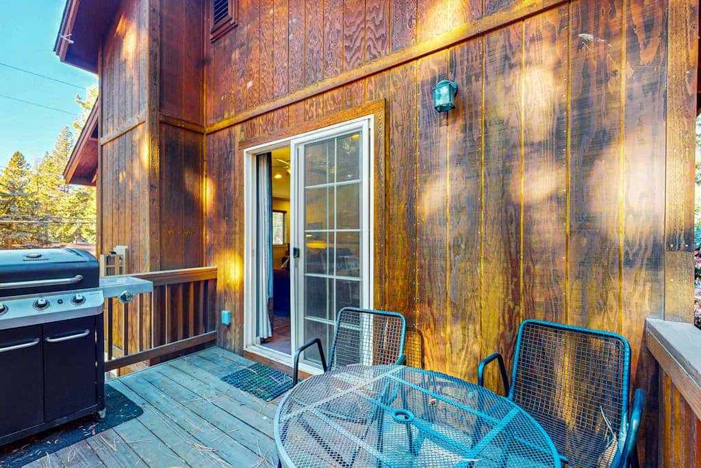 Cozy, enchanting retreat with hot tub, stunning deck, & balcony - close to beach