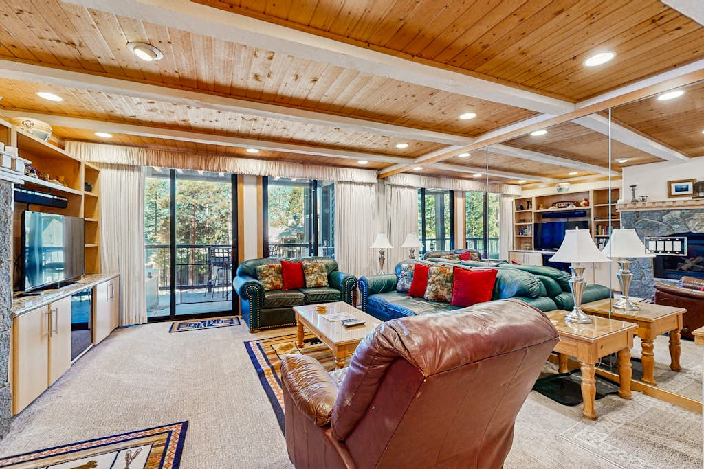 Comfortable Townhome with Pool, Deck, & Lovely Sunsets - Walk to Lake