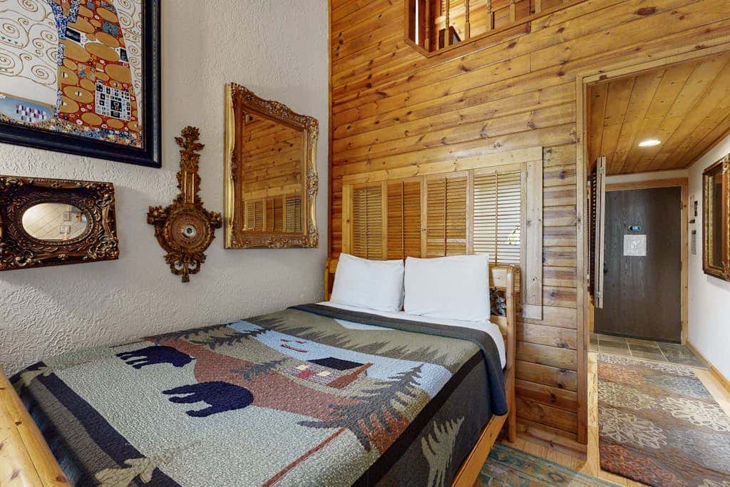Eclectic second floor condo with loft, balcony, & gas fireplace - family friendly
