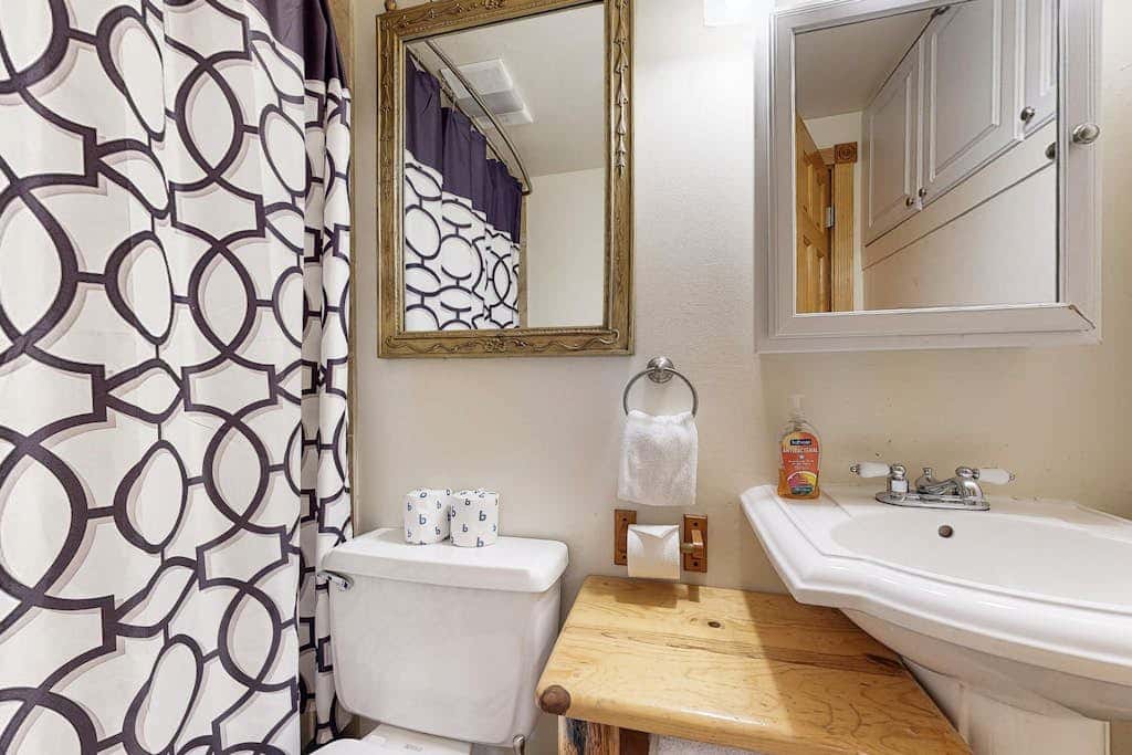 Eclectic second floor condo with loft, balcony, & gas fireplace - family friendly