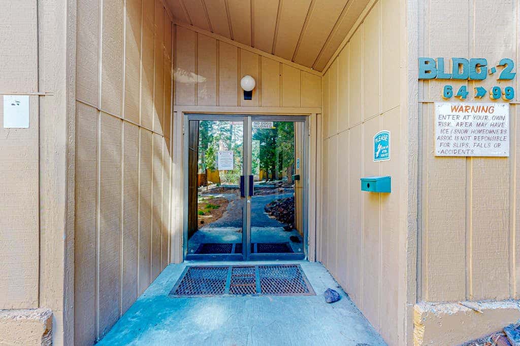Eclectic second floor condo with loft, balcony, & gas fireplace - family friendly