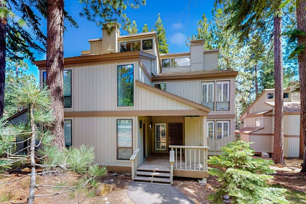 Kingwood Village Condo with Sparkling Pool Near Beach & Northstar