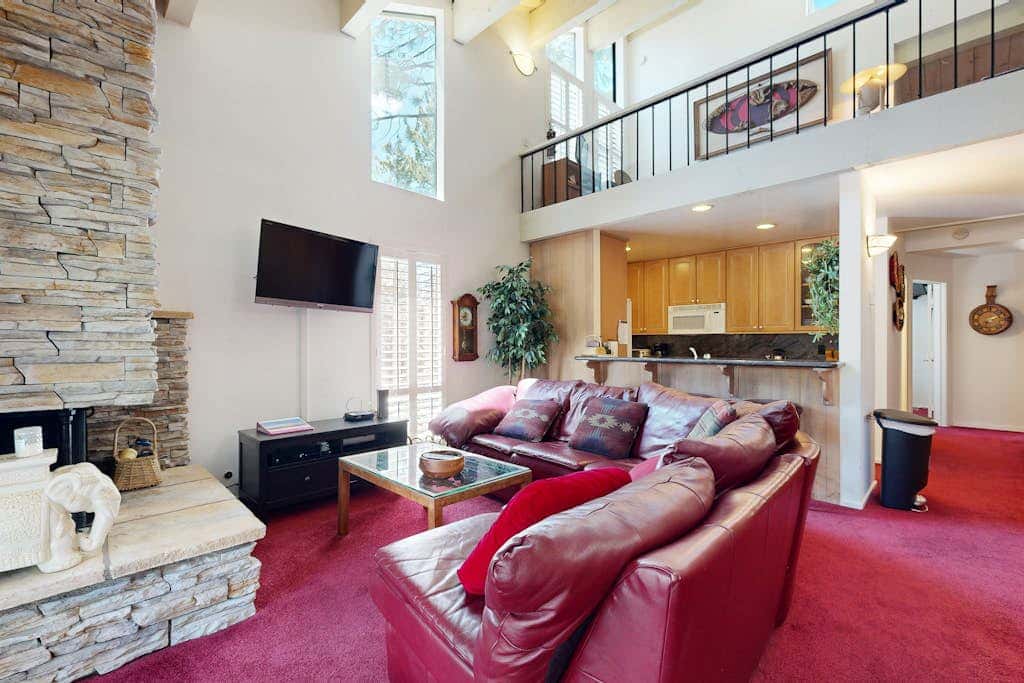 Kingwood Village Condo with Sparkling Pool Near Beach & Northstar