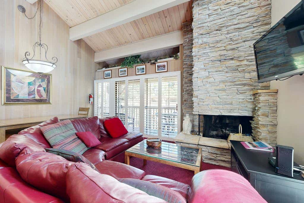 Kingwood Village Condo with Sparkling Pool Near Beach & Northstar