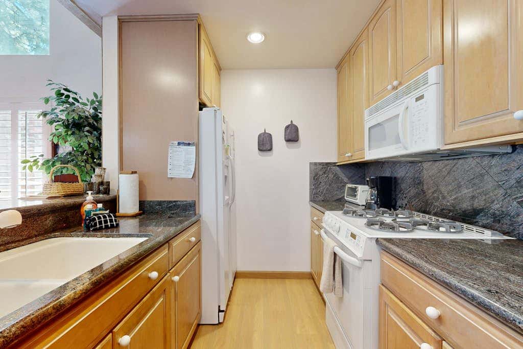 Kingwood Village Condo with Sparkling Pool Near Beach & Northstar