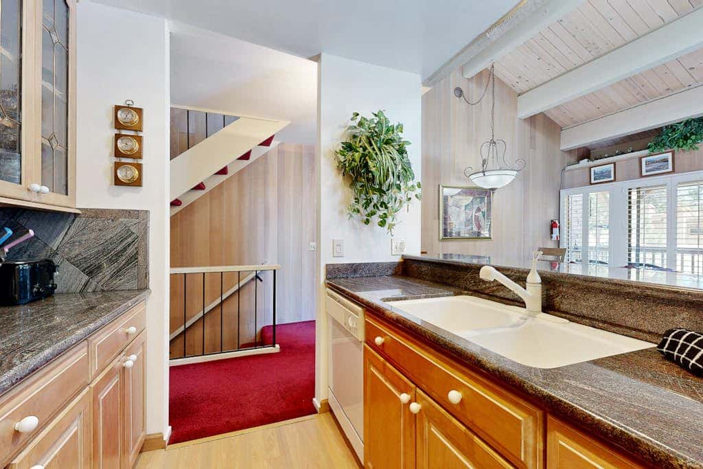 Kingwood Village Condo with Sparkling Pool Near Beach & Northstar