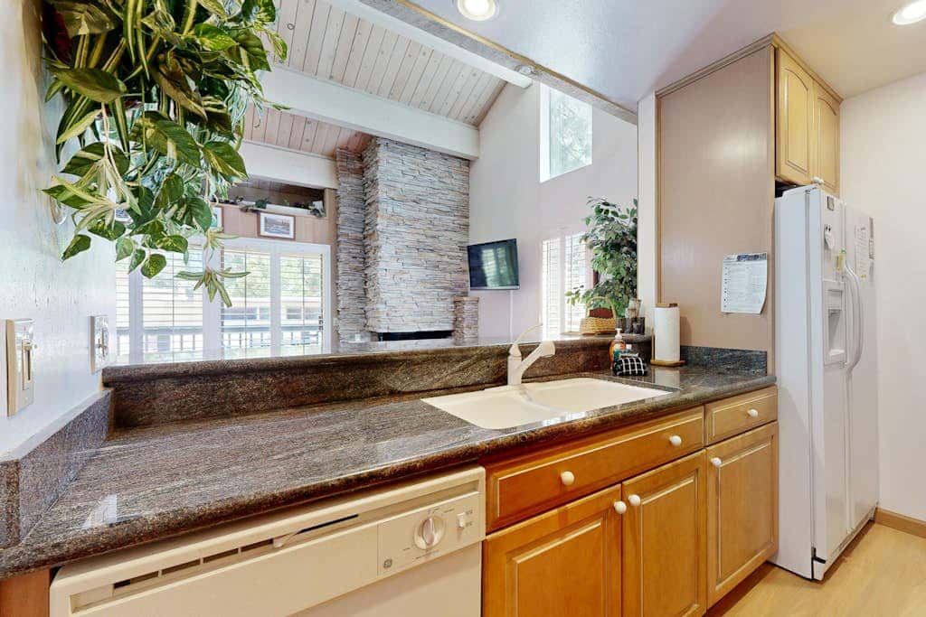 Kingwood Village Condo with Sparkling Pool Near Beach & Northstar