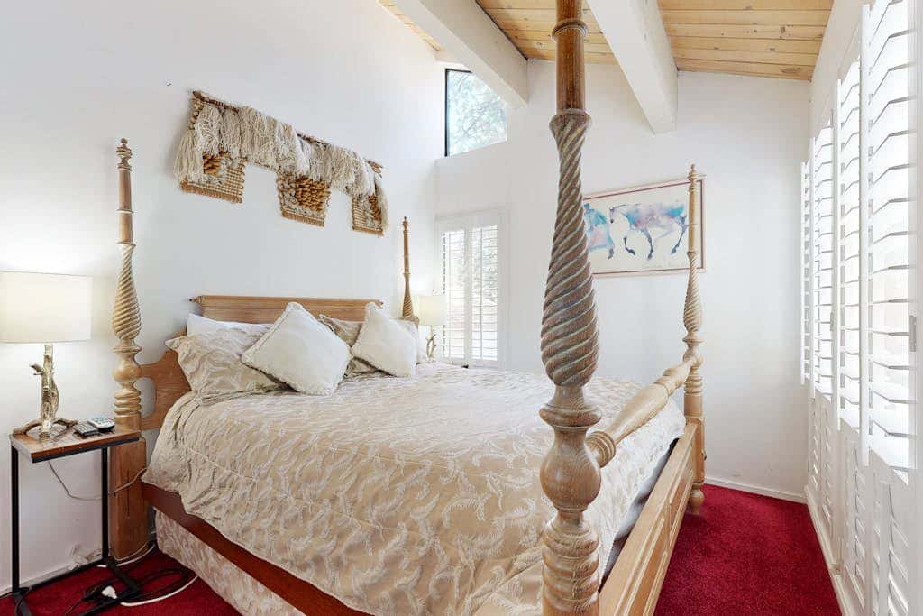 Kingwood Village Condo with Sparkling Pool Near Beach & Northstar
