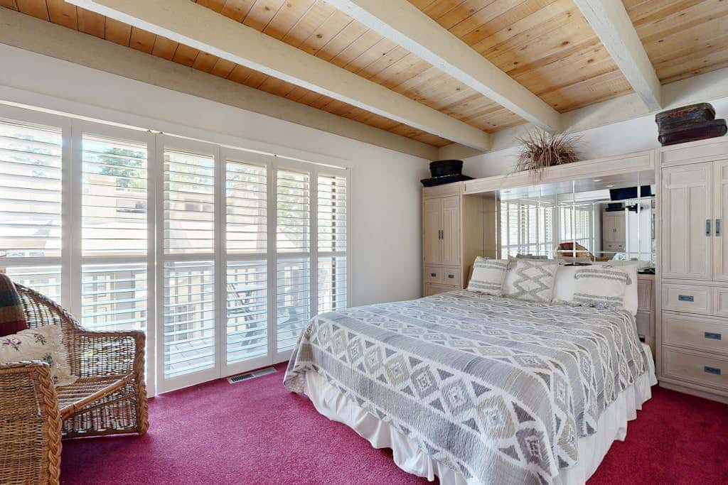 Kingwood Village Condo with Sparkling Pool Near Beach & Northstar