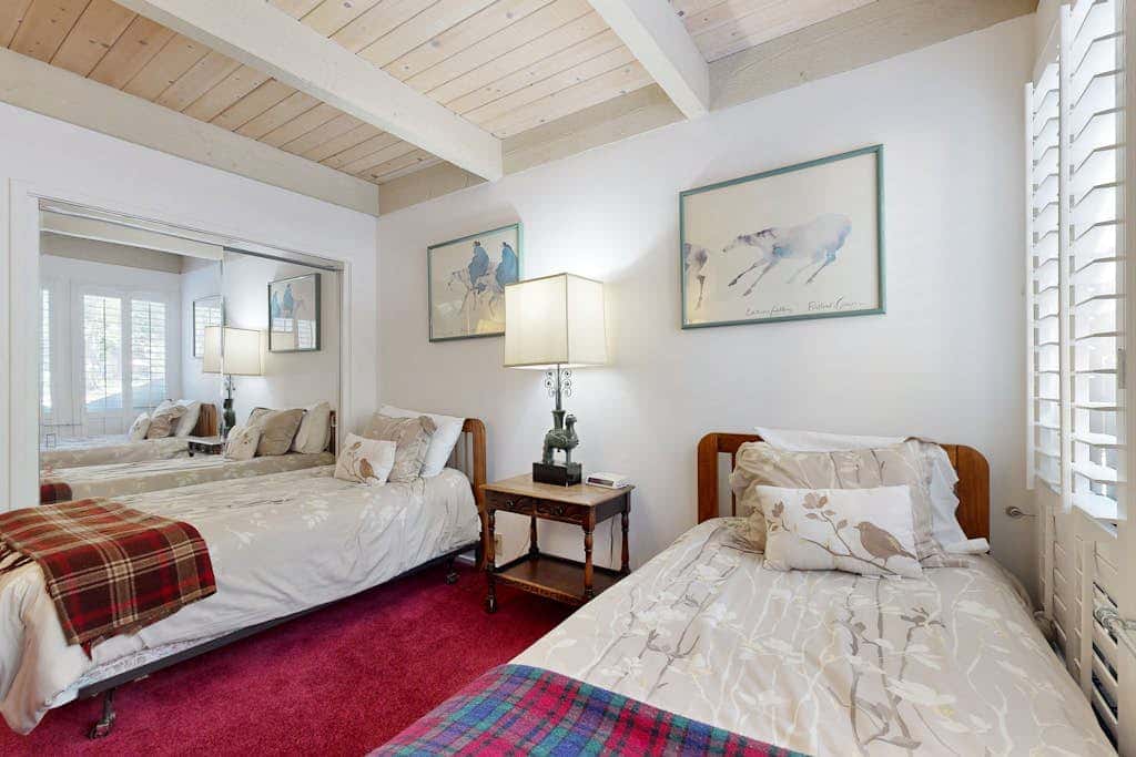 Kingwood Village Condo with Sparkling Pool Near Beach & Northstar