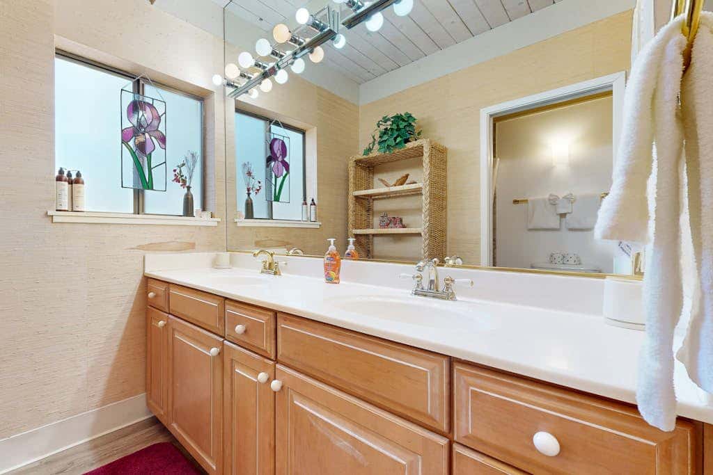 Kingwood Village Condo with Sparkling Pool Near Beach & Northstar