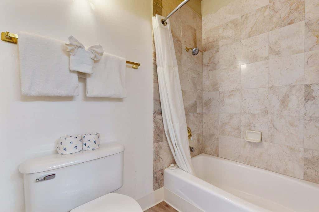 Kingwood Village Condo with Sparkling Pool Near Beach & Northstar