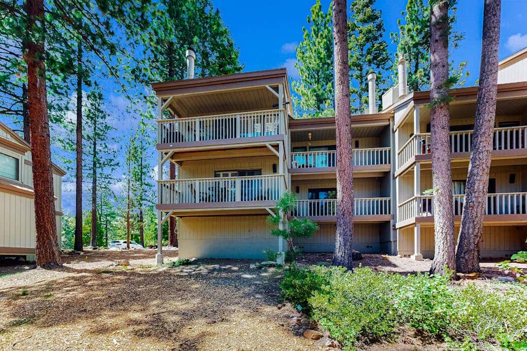Kingwood Village Condo with Sparkling Pool Near Beach & Northstar