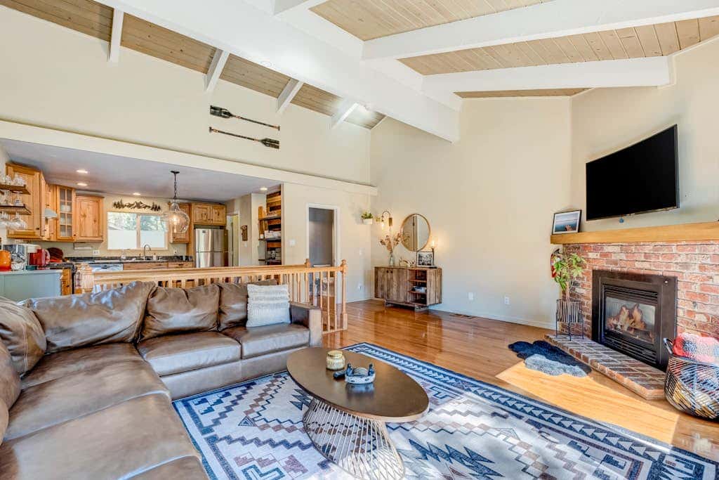 Two-story mountain-view condo with balcony, fireplace & pool - dog-friendly