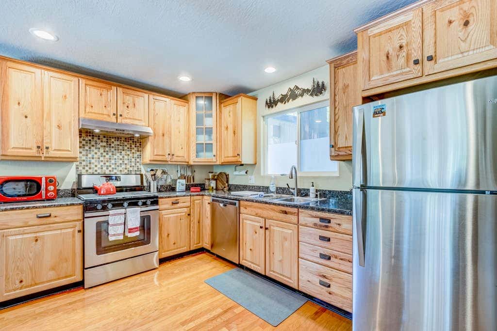 Two-story mountain-view condo with balcony, fireplace & pool - dog-friendly