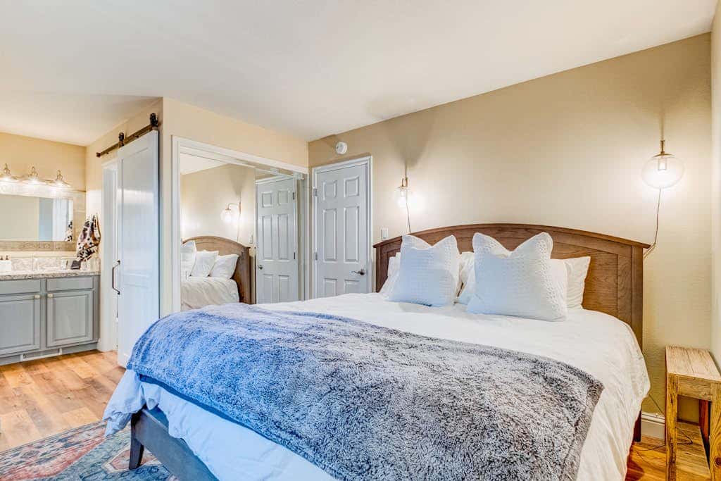 Two-story mountain-view condo with balcony, fireplace & pool - dog-friendly