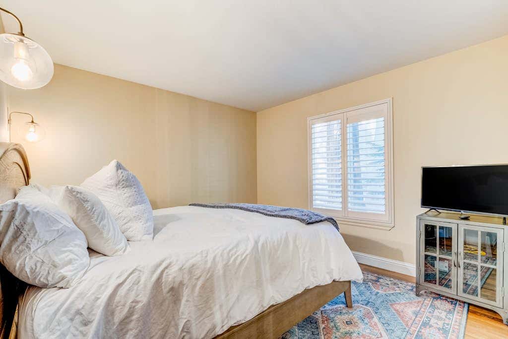 Two-story mountain-view condo with balcony, fireplace & pool - dog-friendly