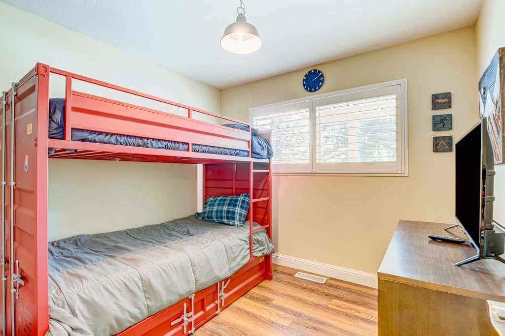 Two-story mountain-view condo with balcony, fireplace & pool - dog-friendly