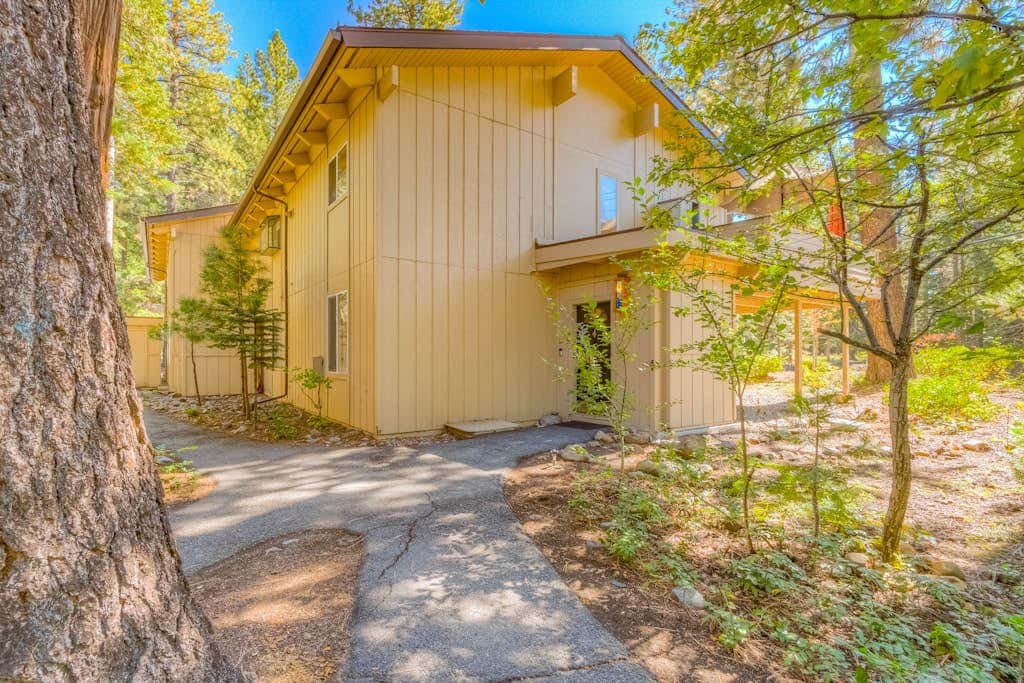 Two-story mountain-view condo with balcony, fireplace & pool - dog-friendly