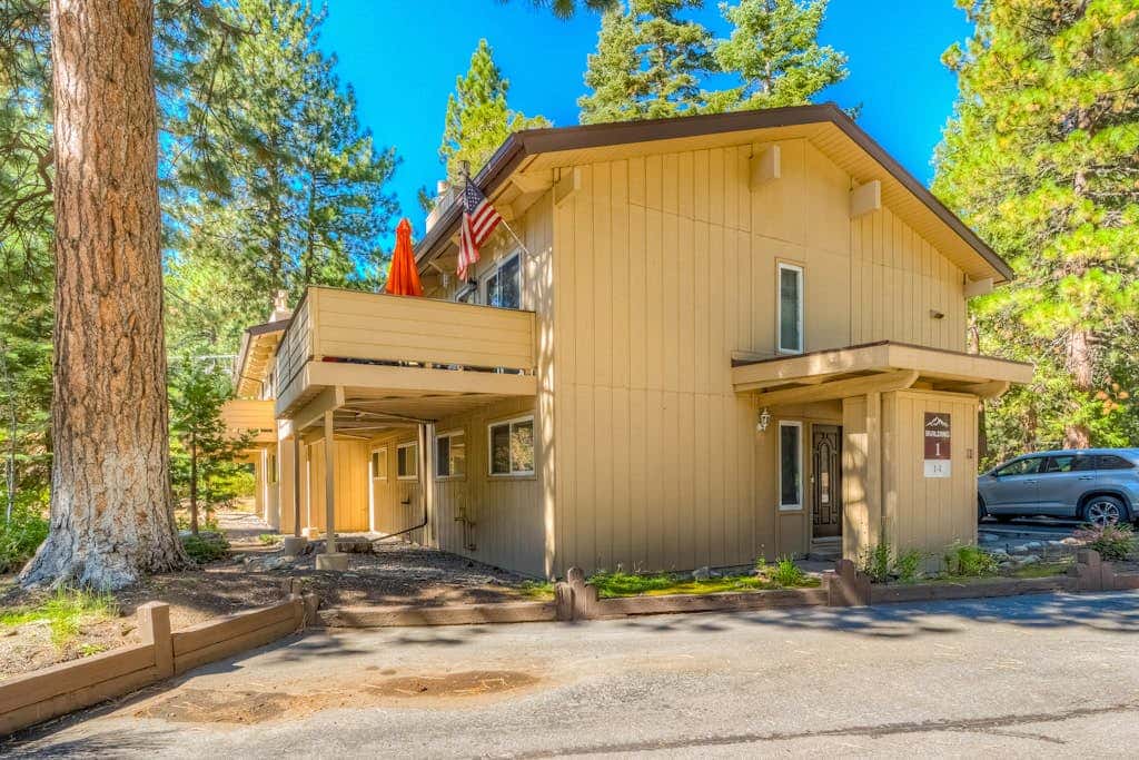 Two-story mountain-view condo with balcony, fireplace & pool - dog-friendly