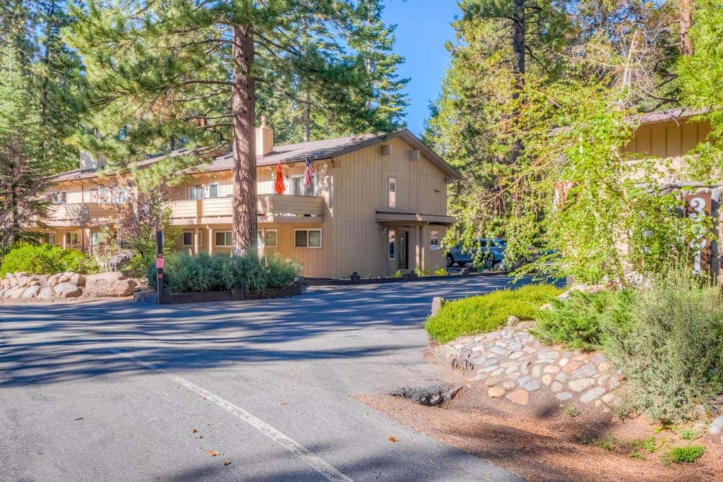 Two-story mountain-view condo with balcony, fireplace & pool - dog-friendly