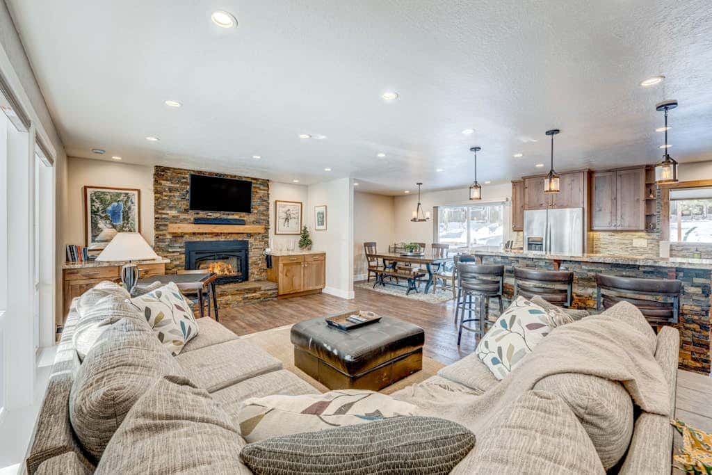 Dog-friendly modern abode with large yard, fireplace, cable & washer&dryer