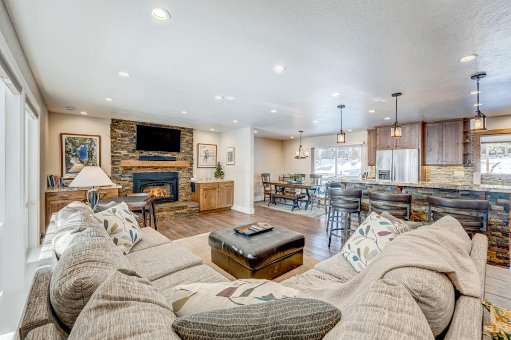 Dog-friendly modern abode with large yard, fireplace, cable & washer&dryer