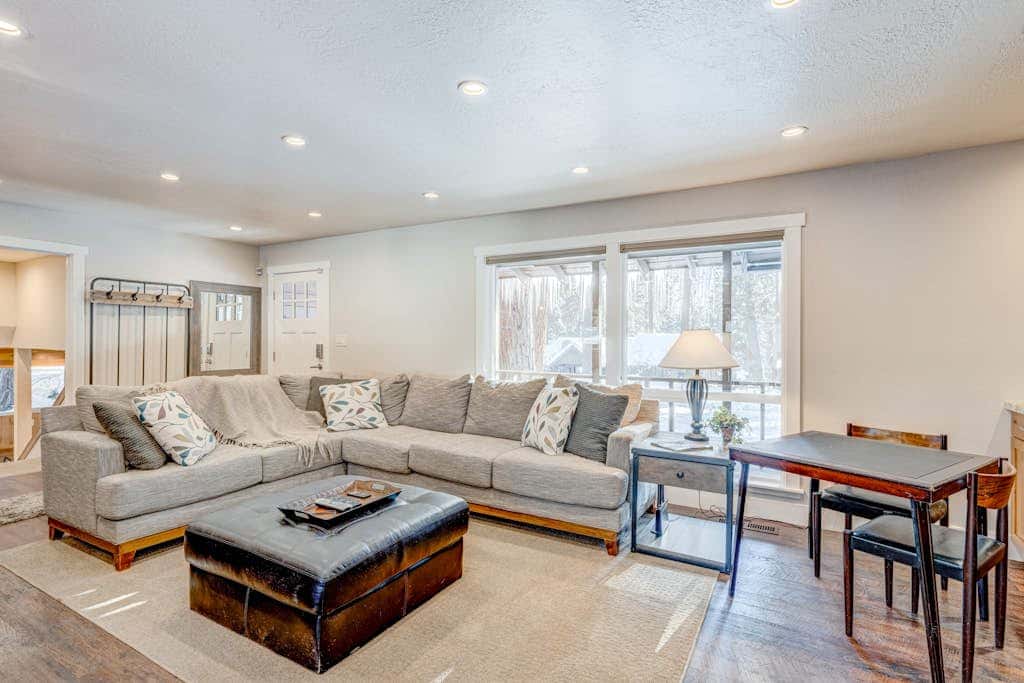 Dog-friendly modern abode with large yard, fireplace, cable & washer&dryer