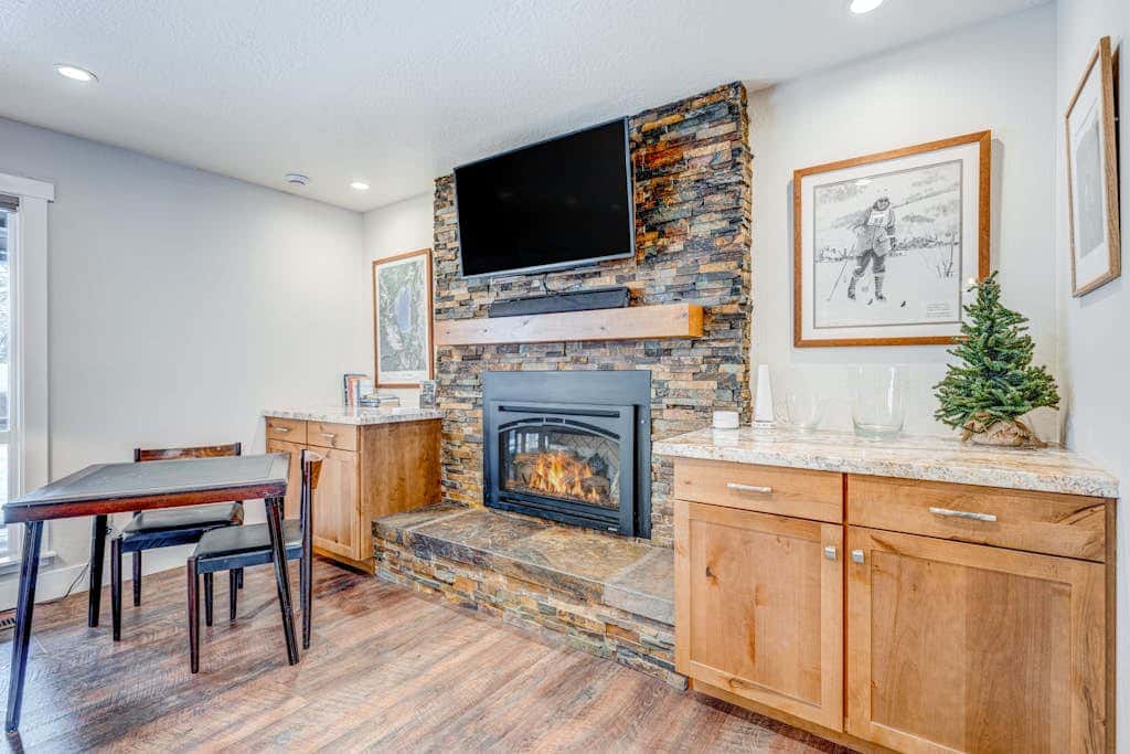 Dog-friendly modern abode with large yard, fireplace, cable & washer&dryer