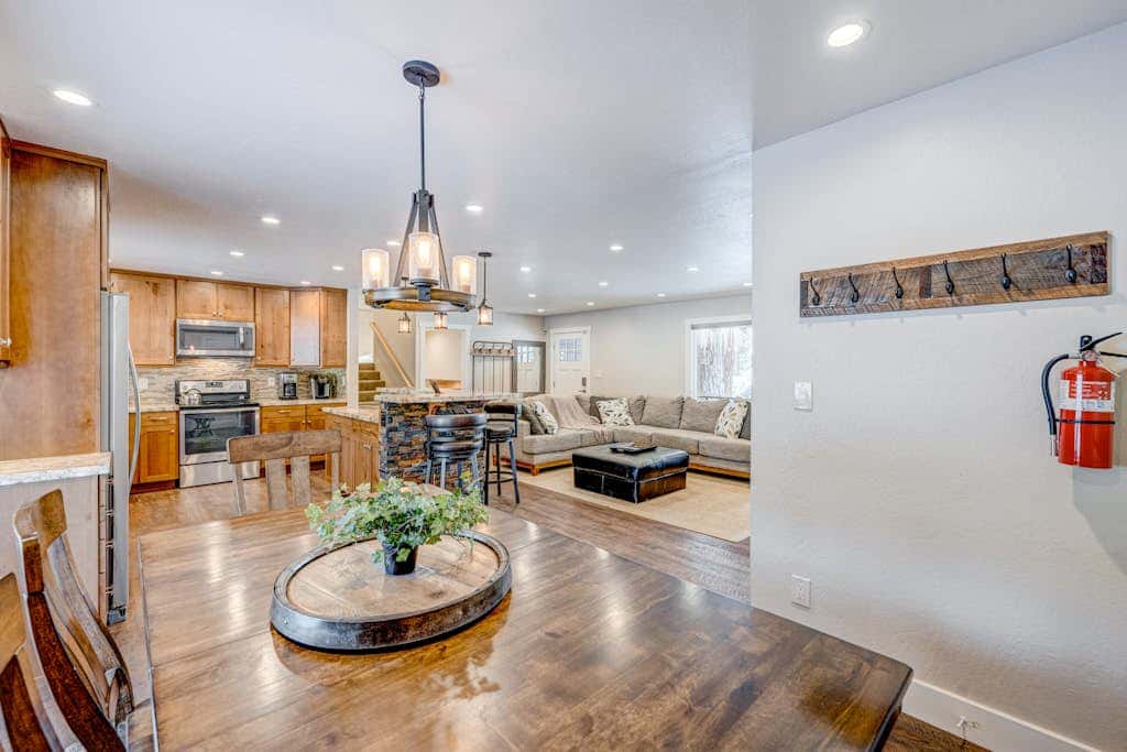 Dog-friendly modern abode with large yard, fireplace, cable & washer&dryer