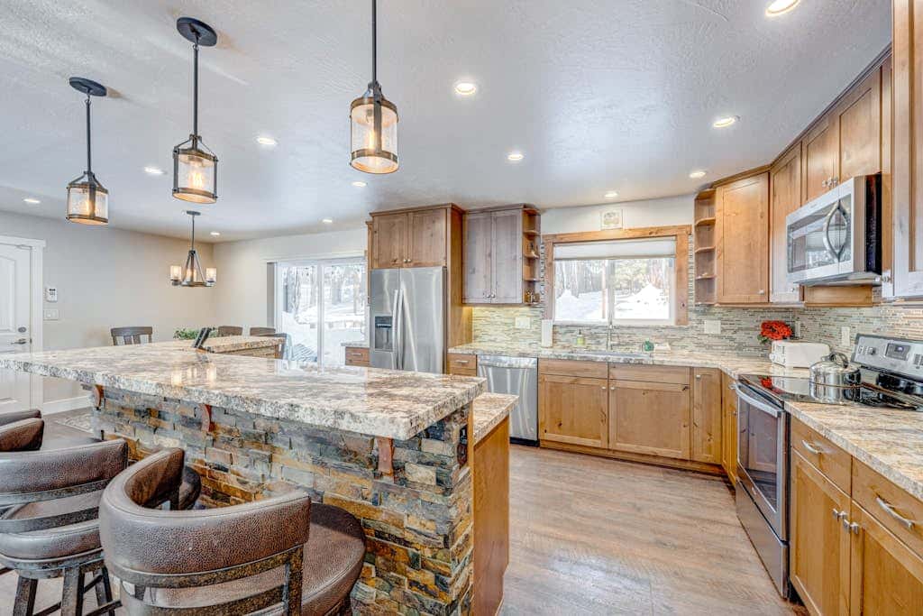 Dog-friendly modern abode with large yard, fireplace, cable & washer&dryer