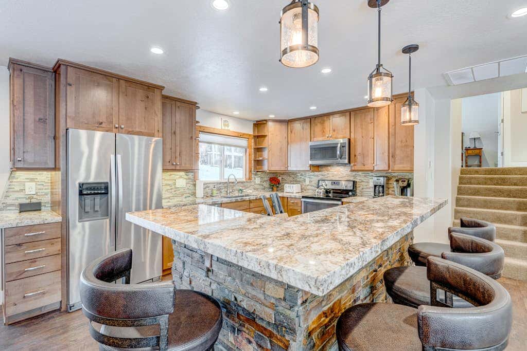 Dog-friendly modern abode with large yard, fireplace, cable & washer&dryer