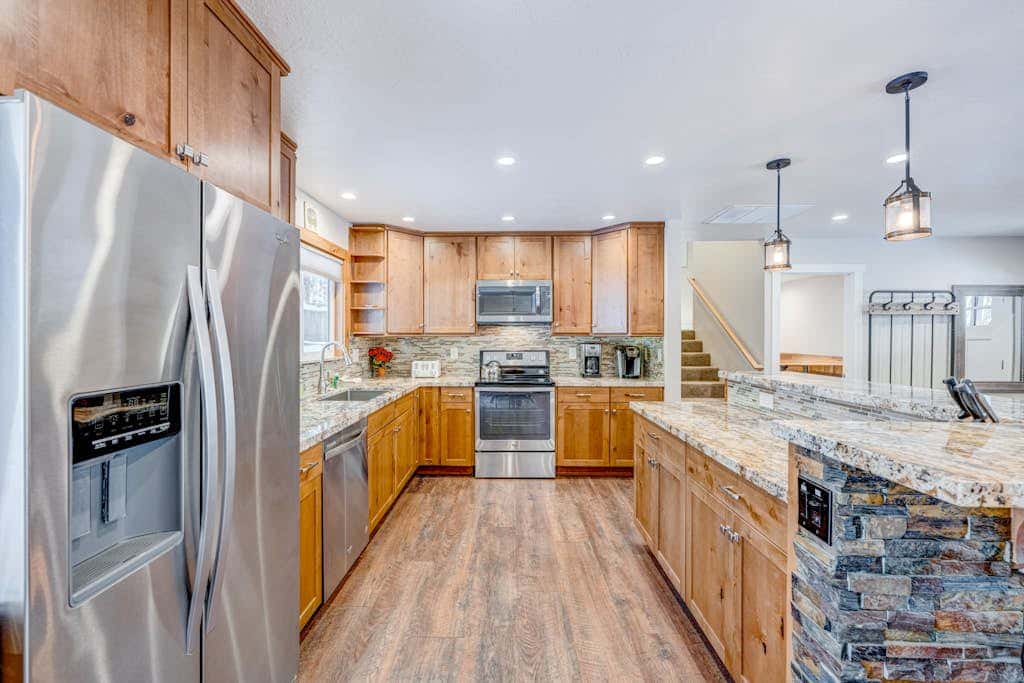 Dog-friendly modern abode with large yard, fireplace, cable & washer&dryer