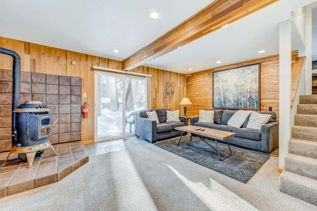 Dog-friendly modern abode with large yard, fireplace, cable & washer&dryer