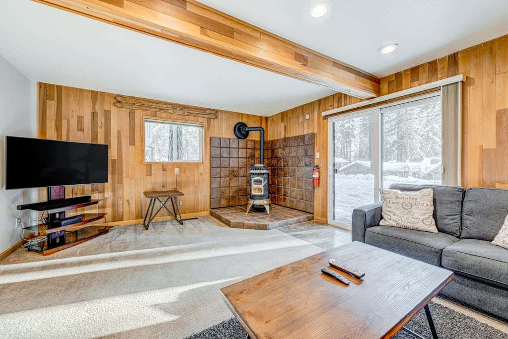 Dog-friendly modern abode with large yard, fireplace, cable & washer&dryer