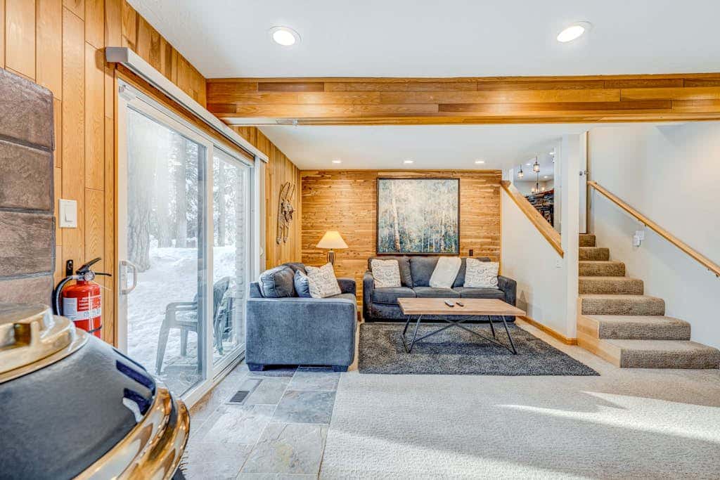 Dog-friendly modern abode with large yard, fireplace, cable & washer&dryer