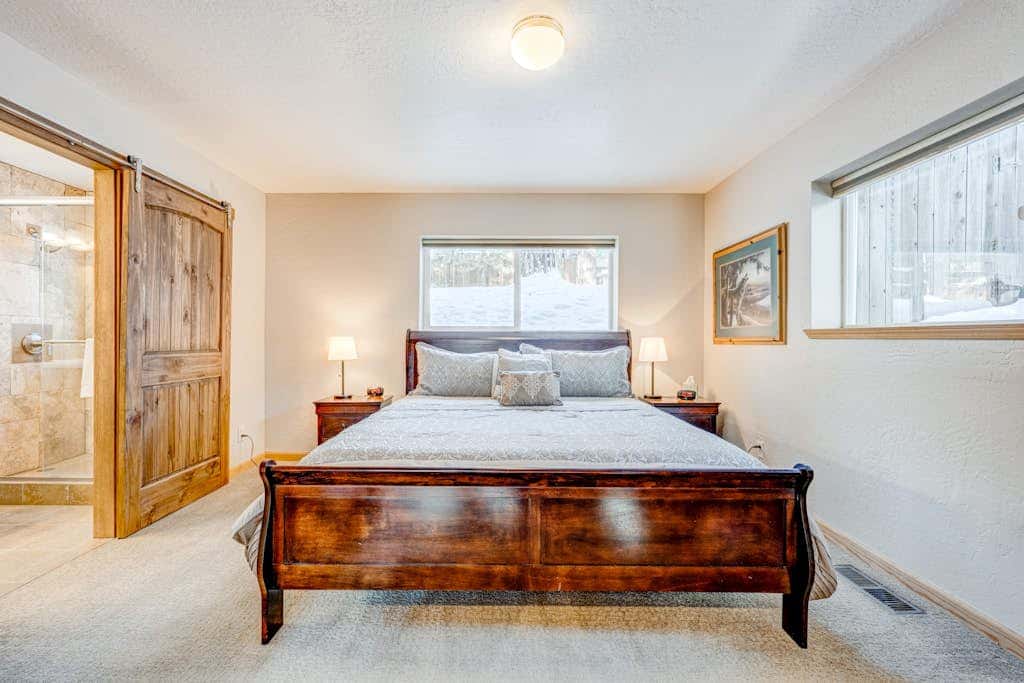 Dog-friendly modern abode with large yard, fireplace, cable & washer&dryer