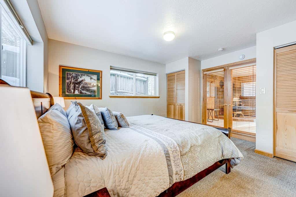 Dog-friendly modern abode with large yard, fireplace, cable & washer&dryer