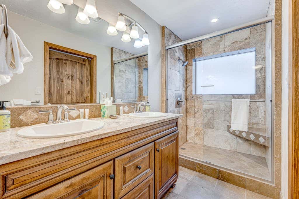 Dog-friendly modern abode with large yard, fireplace, cable & washer&dryer