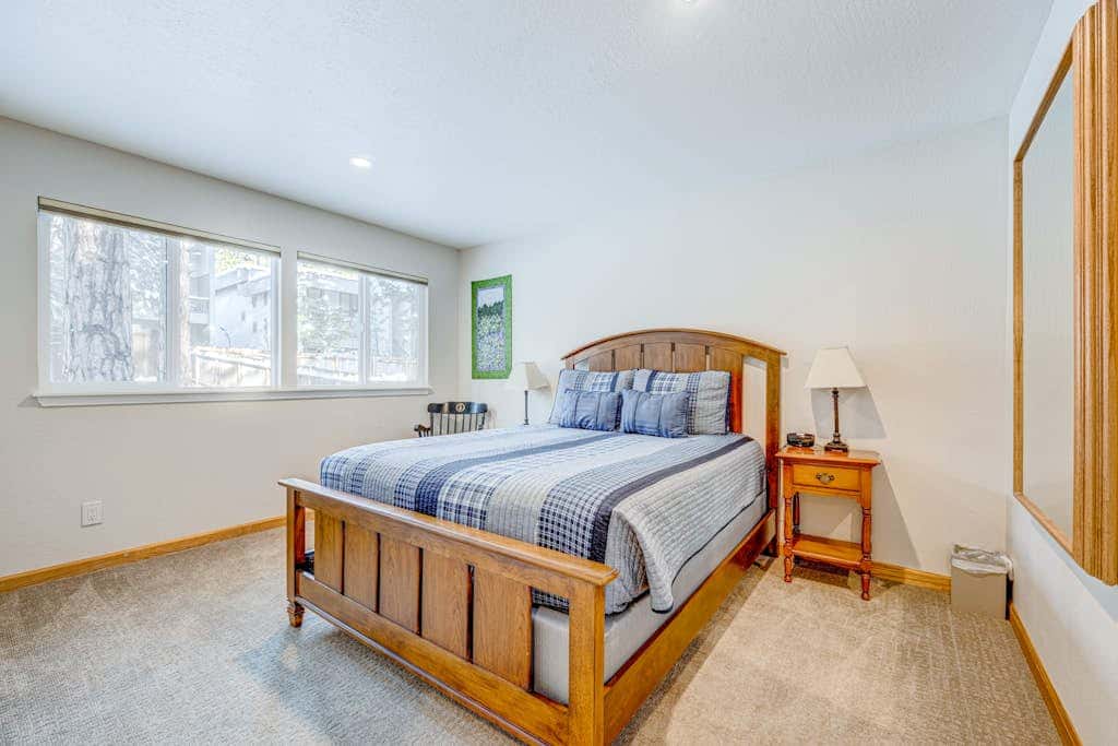 Dog-friendly modern abode with large yard, fireplace, cable & washer&dryer